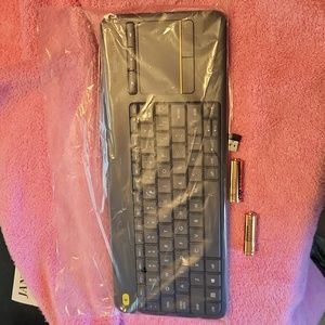 BRAND NEW....Logitech   K400 plus wireless touch keyboard